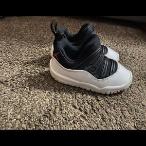 6C YOUTH JORDANS TODDLER BLACK AND WHITE